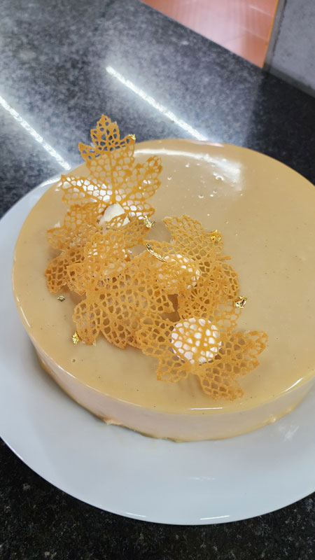 Sesión 7 Uso de moldes de silicón
Souvenir
Biscuit de vainilla (técnica aireada) mousse de miel de maple, palet de canela, glaseado de caramelo