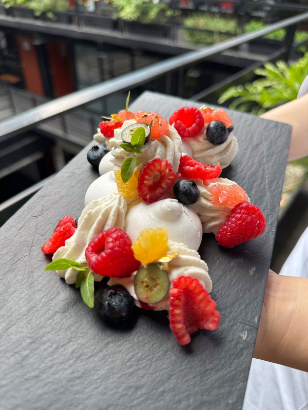 Sesión14
Pavlova
Merengue, crema Chantilly con supremas de toronja, frambuesa y mora azul