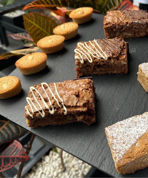 Sesión 3. Especialidades
Técnica de doble cocción, temperatura de adición correcta entre ingredientes, detección de horneado adecuado
Brownies de chocolate
Financier de avellana
Blondie