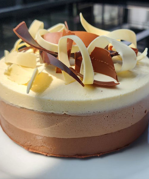 Sesión 14. Pastelería individual, cremas saborizadas

Crema inglesa, cremas derivadas, uso del chocolate como elemento decorativo, introducción a la pastelería con texturas

Mousse de tres chocolates