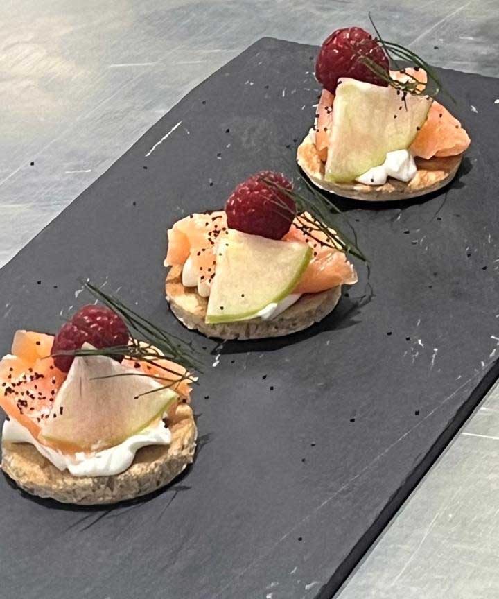 Sesión 3:
Blini de salmón. Mini hotcake de trigo sarraceno, salmón ahumado, yogurt, semilla de amapola, manzana verde, frambuesa y eneldo.