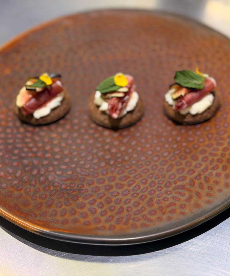 Sesión 4:
Canapé italiano. Pan de centeno, queso mascarpone, fruta de temporada y jamón curado.