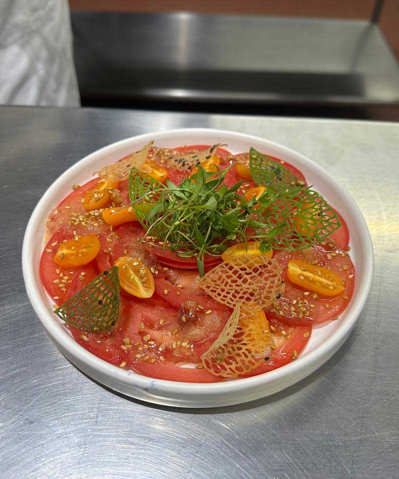 Sesión 2:
Ensalada de jitomates. Jitomates mixtos, vinagreta de xoconostle con chile ancho, crujiente de ajonjolí negro y ajonjolí garapiñado.