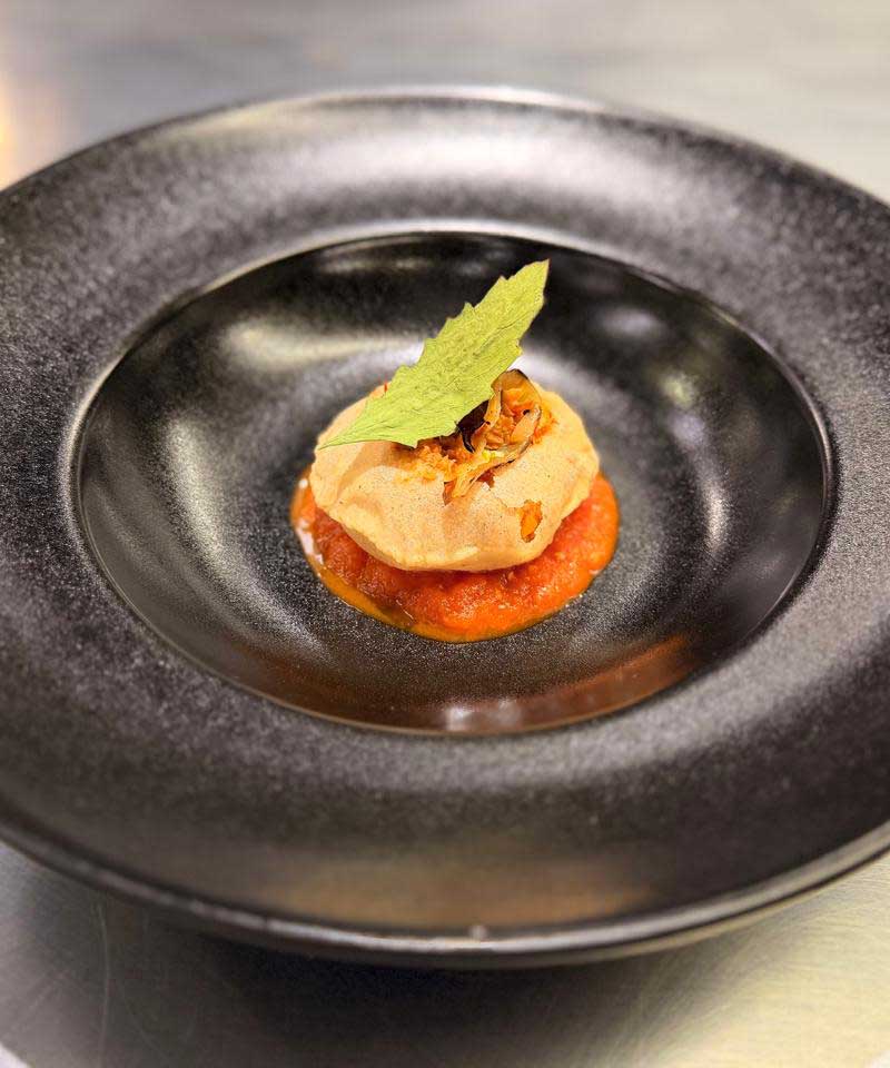 Sesión 5 (Clásicos reinterpretados y emplatado libre):
Infladita pan de cazón. Masa de maíz inflada, frijol negro guisado, cazón desmenuzado, salsa de jitomate con chile dulce perfumada con habanero, hoja crujiente de epazote.