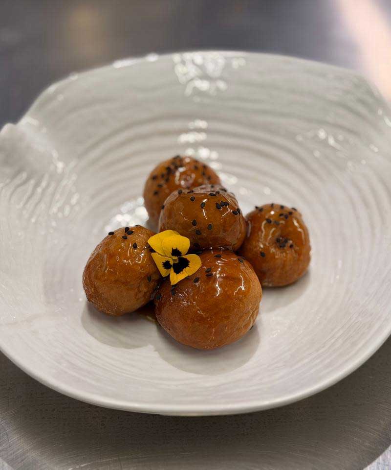 Sesión 4:
Mian Jin. Esfera de gluten, salsa de cítricos, flor comestible.