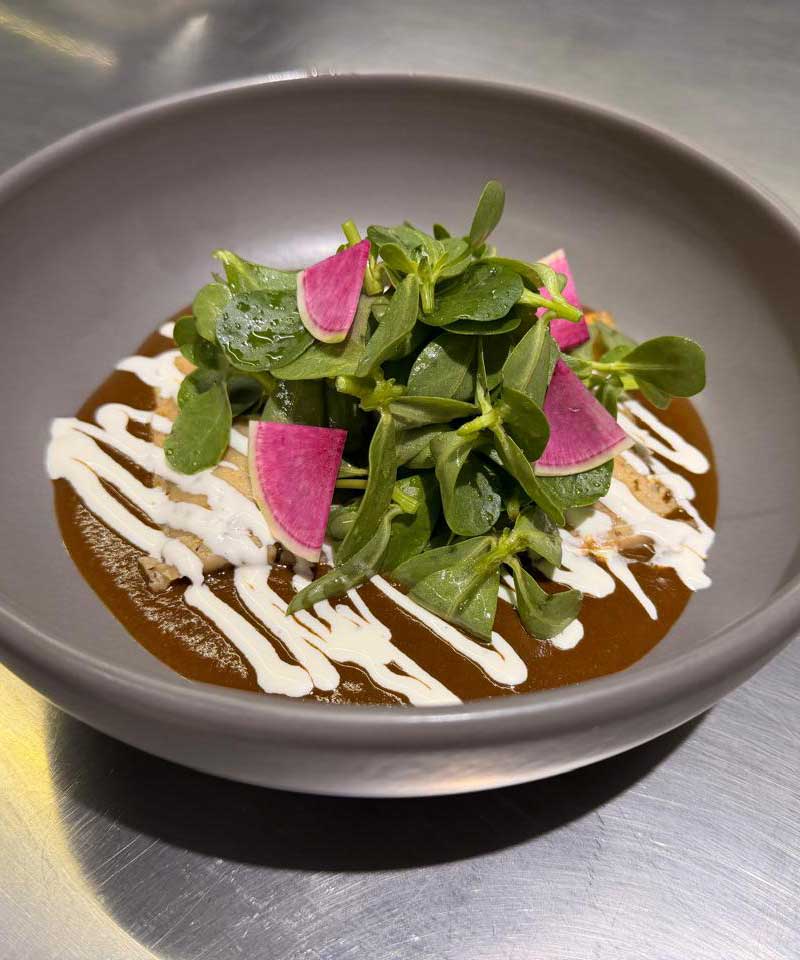 Sesión 5 (Clásicos reinterpretados y emplatado libre):
Tamal de frijol. Tamal de frijol, mole negro de huitlacoche, crema, verdolagas.