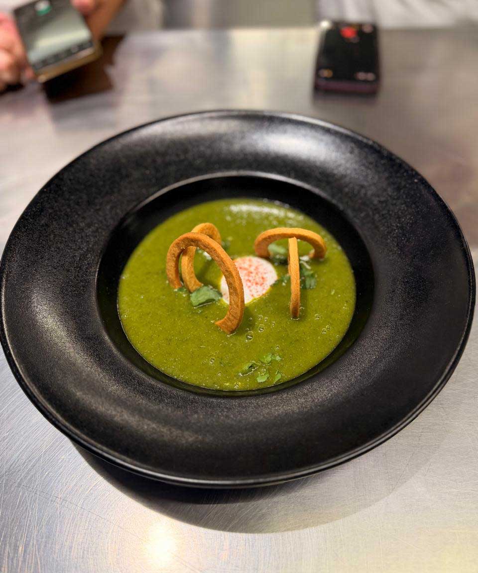 Sesión 7:
Sopa verde. Caldo base de berro con yuca, huevo pochado, crujiente de pasta foncer.